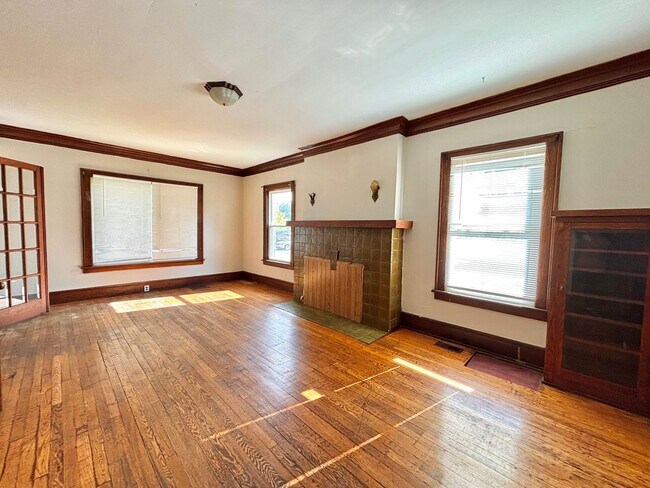 Building Photo - 1101 N Rose- 3 Bed/1 Bath House