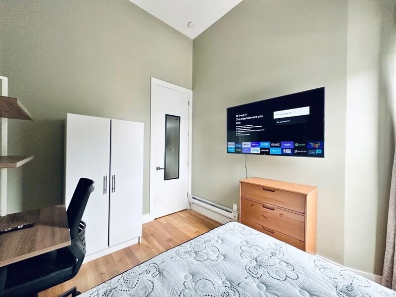 Building Photo - Furnished room/NOT APARTMENT