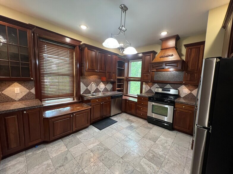 Kitchen - 3457 Arsenal St