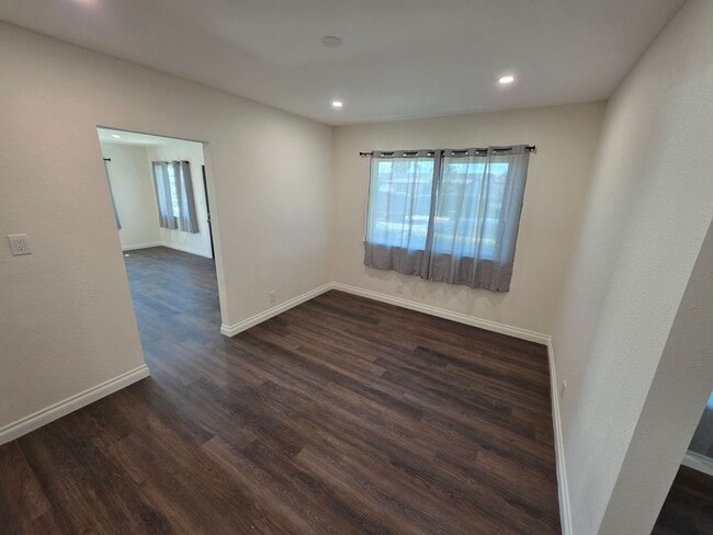 Building Photo - LOOKS JUST LIKE NEW