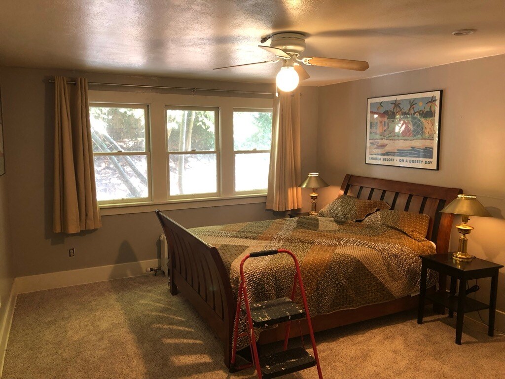 Furnished bedroom with queen size bed - 412 John Adams St