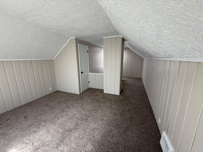 Building Photo - Renovated 3-Bedroom Home – We Welcome Sect...