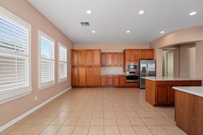 Building Photo - Welcome to this inviting Phoenix Rental - Available!