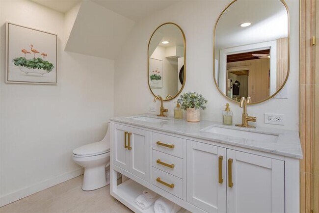 Building Photo - HH123