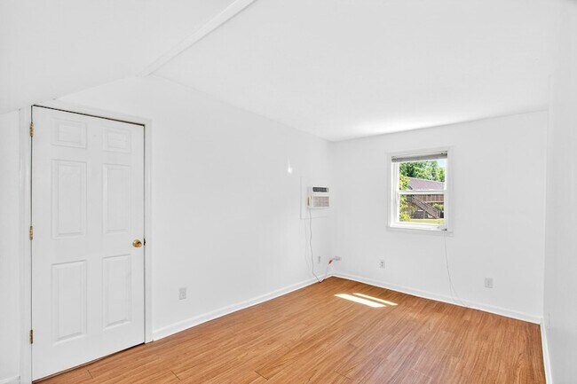 Building Photo - 3008 Lakeshore Dr