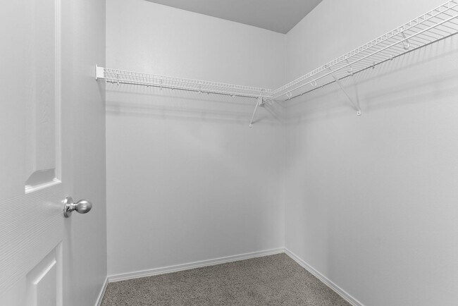 Building Photo - Available NOW Hillsboro End Unit Townhome ...