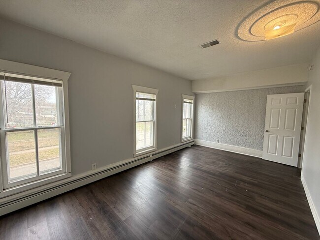 Building Photo - 555-565 N Kent St