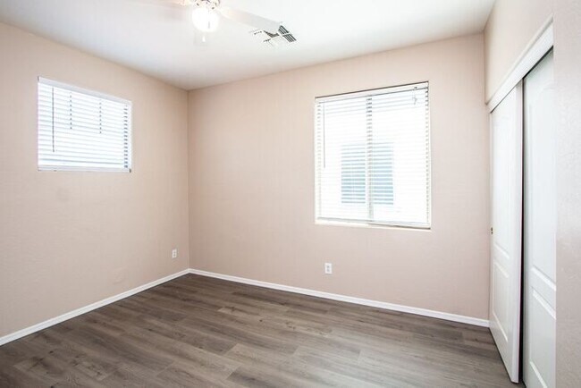 Building Photo - 5Bedroom/3Bath San Tan Vally Home!