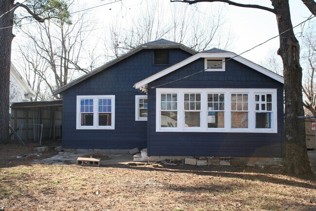 Building Photo - Beautiful North Side Craftsman!