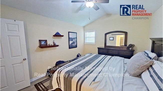 Building Photo - Updated 3 BD/2 BA Plus Office with Attache...