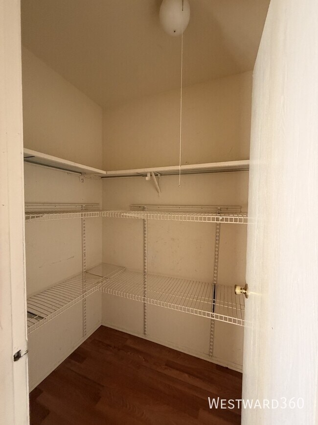 Building Photo - 10409 Dearlove Rd