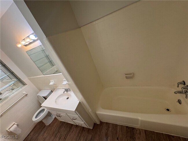 Building Photo - 1840 Maple Ave