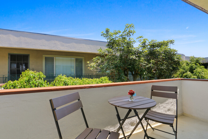 Building Photo - 1241 9th St in Santa Monica. Steps to Wils...