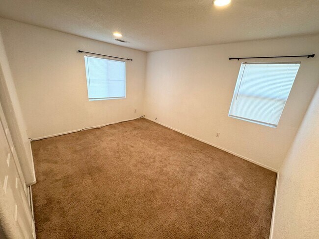 Building Photo - Spacious 5 bedroom home