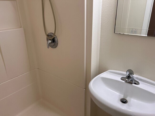 Building Photo - 3 Bedroom w/ Bonus Room on Westside Redding