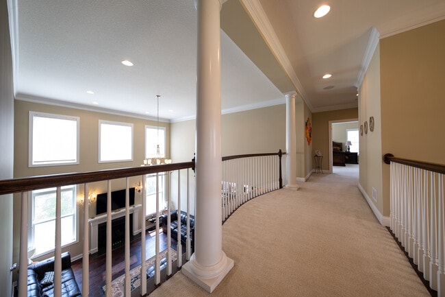 Building Photo - 727 Aster Rd