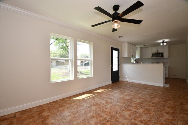 Building Photo - 10946 Fullerton Dr