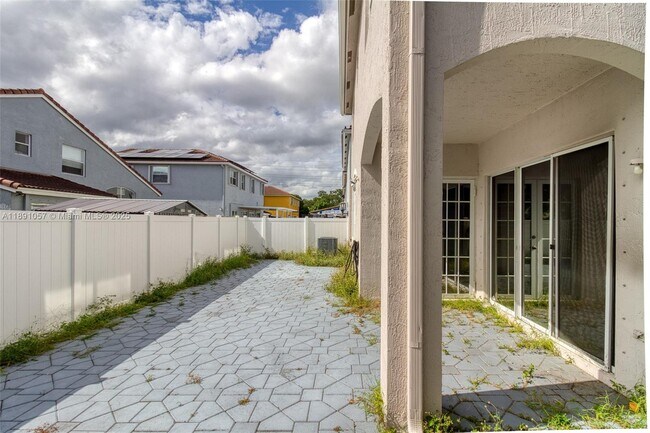 Building Photo - 3810 SW 51st St