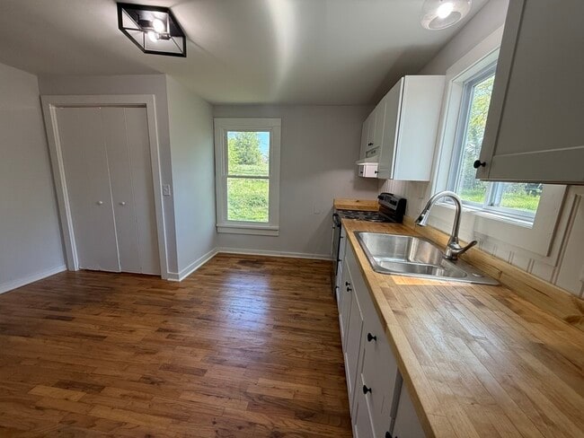 Building Photo - 1514 Jourolman Ave