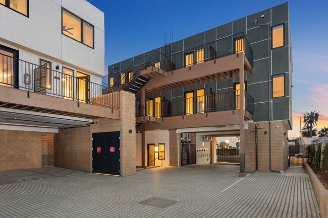 Building Photo - COMING SOON!!  Beautiful 1 bed 1 bath apar...