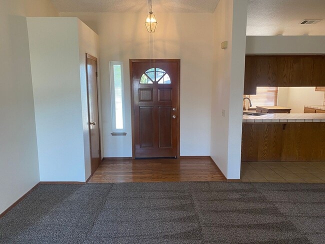 Building Photo - 3 Bedroom 2 Bathroom Golden West school di...