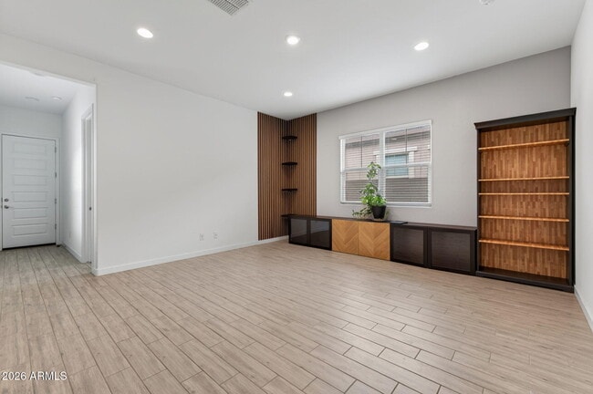 Building Photo - 203 E Birchwood Pl