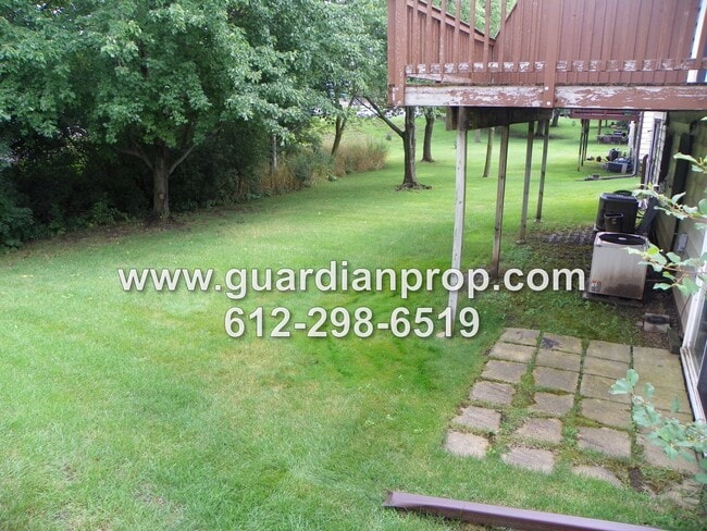 Building Photo - End Unit Townhouse Available November 1st,...