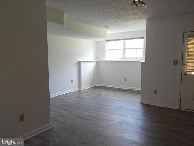 Building Photo - 862 N Waterford Ln