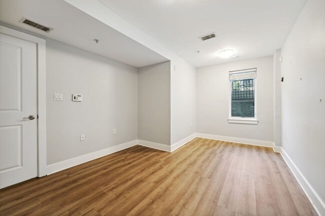 Building Photo - One month free rent with a lease start dat...