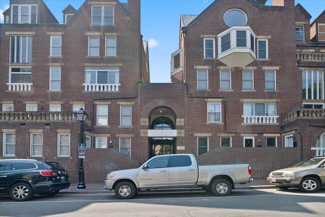 Primary Photo - Modern Comfort in Historic Old Town