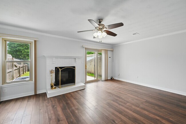 Building Photo - 2048 Lyndora Rd