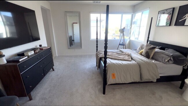 Building Photo - 3 bed, 2.5 bath located in Ontario!