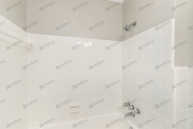 Building Photo - Newly Renovated & Spacious Home w/ Bonus Room