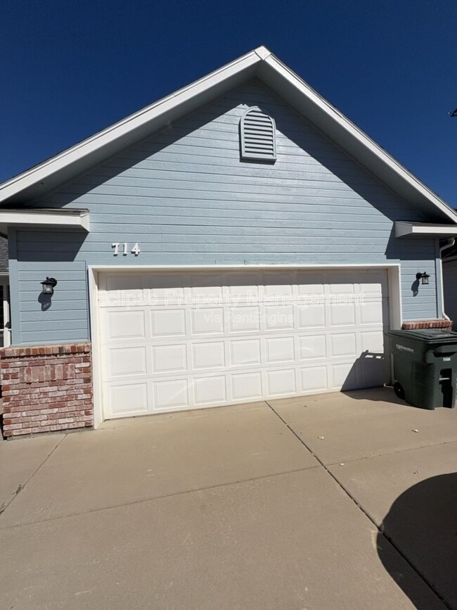 Building Photo - 714 E Harbor Cir