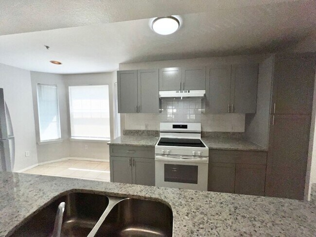 Building Photo - NEW-Remodeled bathroom & kitchen! NEW VINYL PLANK flooring & fresh paint! 2 bedroom 1 bath condo ...