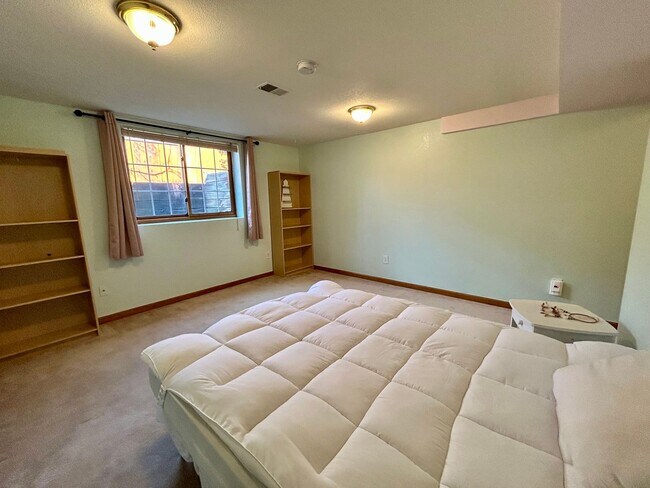 Building Photo - Spacious Garden-level Condo with Kitchenet...