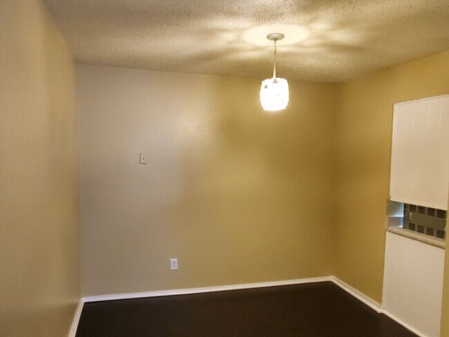 Building Photo - 2 bed, 1.5 bath condo in Norman, OK with c...