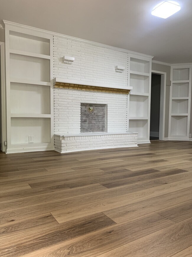 Building Photo - 1203 W Crowell St