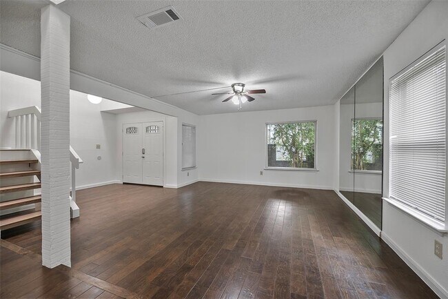 Building Photo - 2387 Crescent Park Dr
