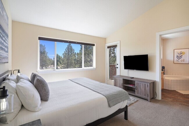 Building Photo - 1084 Golden Pheasant Dr