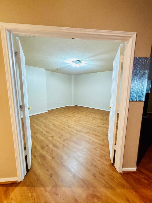 Building Photo - 9947 Valance Way