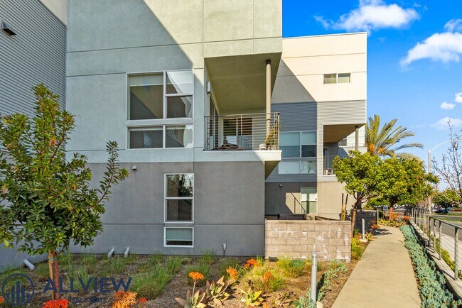 Building Photo - Beautiful three story live/work townhome i...