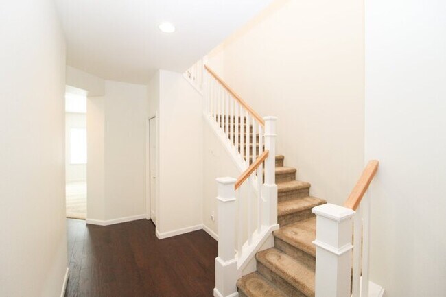 Building Photo - Spacious Rental! 3bed 3bath 2039sf 2 Car Garage A/C + Bonus Room