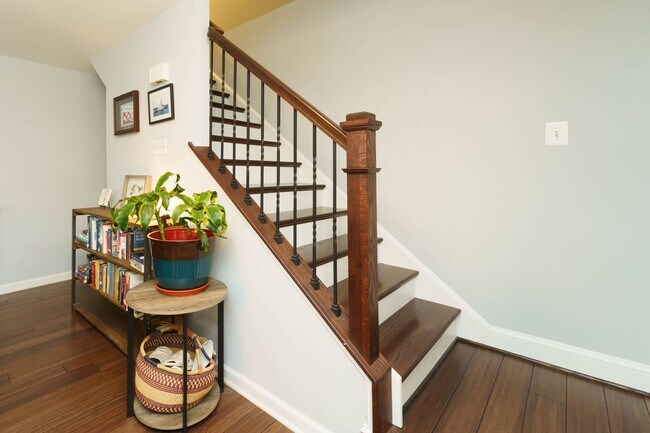 Building Photo - Meticulously Maintained 4 BR 2.5 BA Home in Burke, VA