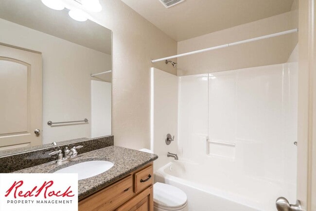 Building Photo - Beautiful 3 bedroom, 2.5 bathroom Townhome...