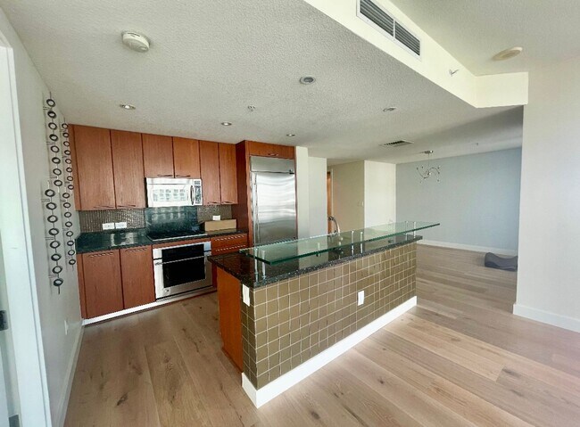 Building Photo - Stunning 1 bedroom, 1.5 bath in The Grande...