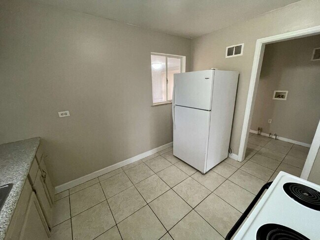 Building Photo - 3 Bed 1 Bath Ranch in North Park Hill! (Available Immediately)