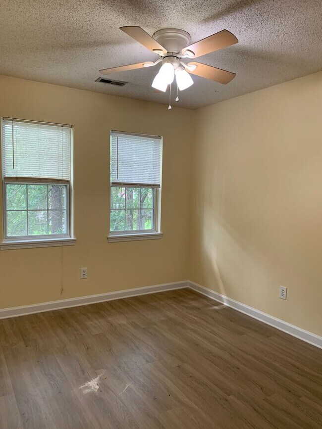 Building Photo - 135 Charter Dr