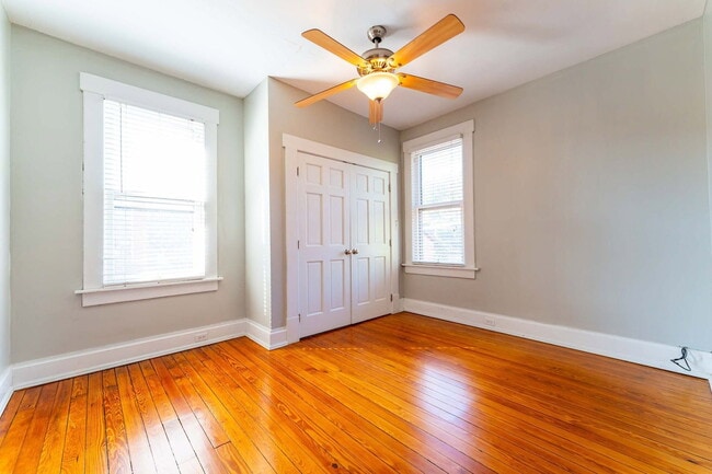 Building Photo - 557 S 6th St