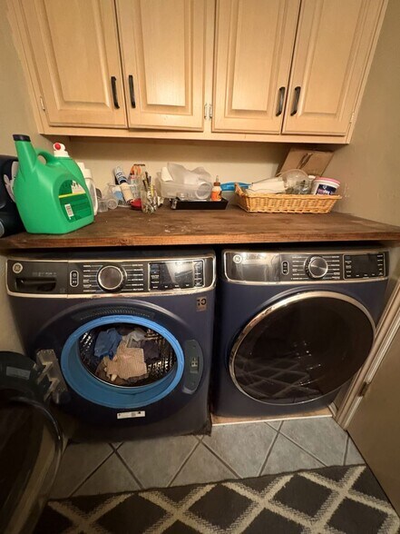 laundryn hook ups in half bath - 13501 Velp Ave